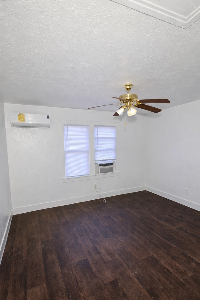 Foto del edificio - 645 W Davis Loop