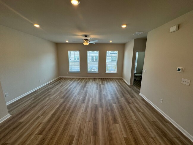 Foto del edificio - Beautiful 3 Bedroom 3.5 Bath Townhome in L...