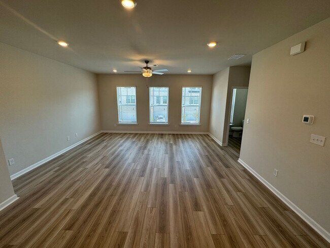 Foto del edificio - Beautiful 3 Bedroom 3.5 Bath Townhome in Lawrenceville.