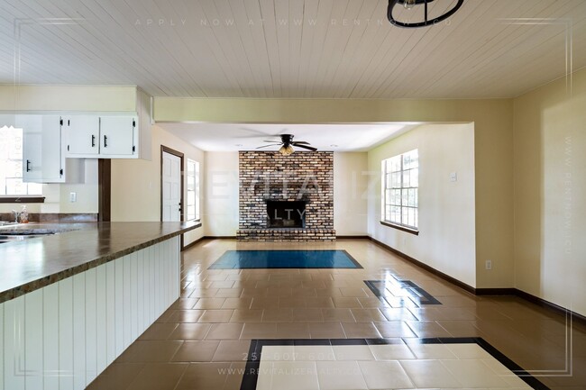 Foto del edificio - Beautiful Renovated 3 Bedroom/1 Bathroom H...