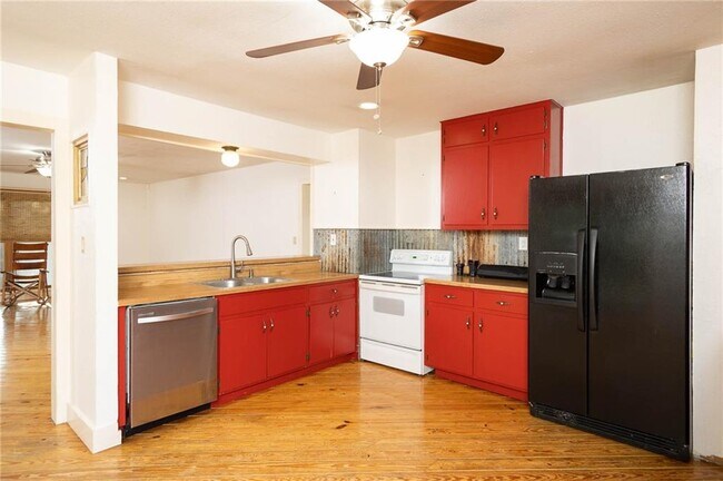 Building Photo - 1308 Edgewater Dr
