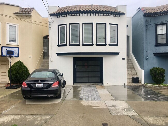 Building Photo - High End Renovation, Dog Friendly, Parking...