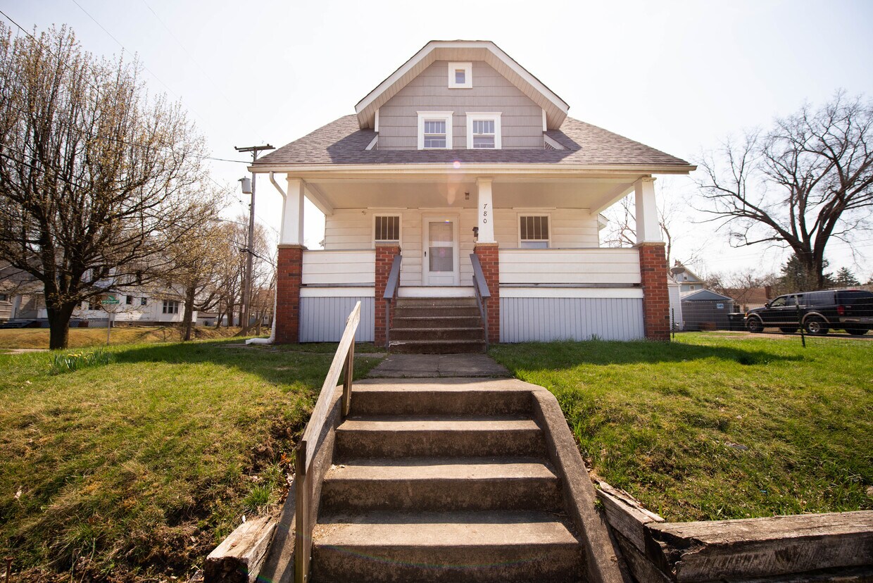 Primary Photo - Three bedroom one bathroom home for rent