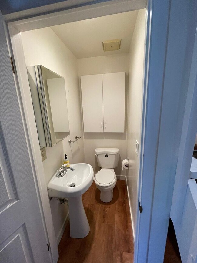Building Photo - Avail. MAY 1ST. In charming Niwot, Vaulted...