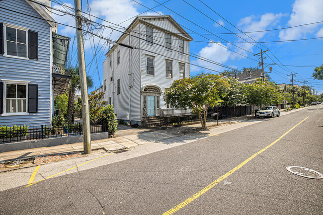 Building Photo - 165 Queen St