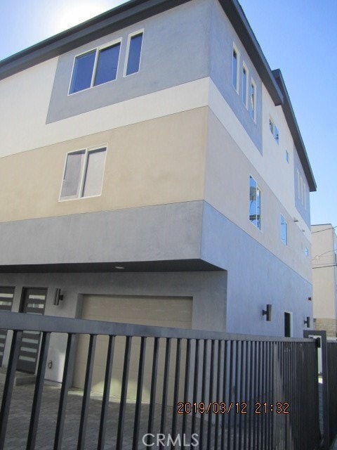 Building Photo - 6220 Tyrone Ave