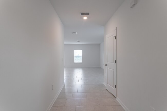 Foto del edificio - 565 Reggie Rd