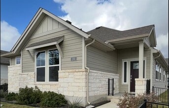 Building Photo - 201 Pinnacle Ln