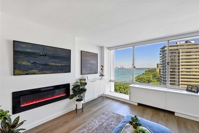 Foto del edificio - 12700 Lake Ave