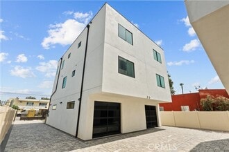 Building Photo - 13944 Vanowen St