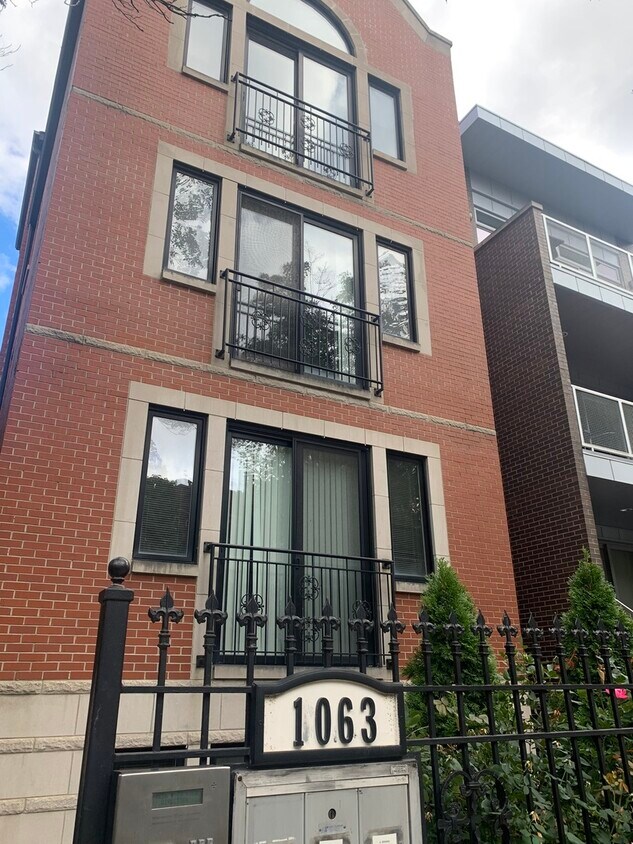 Primary Photo - 1063 N Paulina St