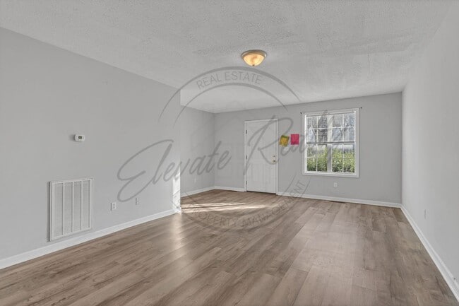 Building Photo - Three Bedroom, Two Level Duplex for Rent!