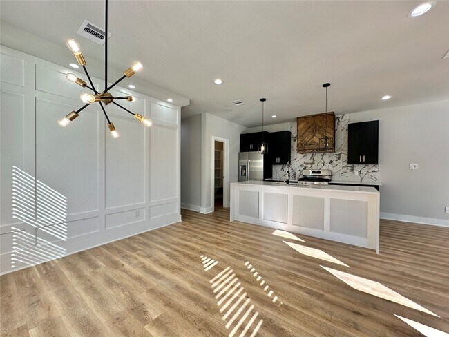 Building Photo - 2444 Carmel St