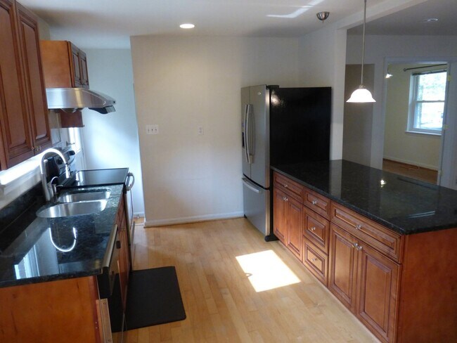 Foto del edificio - Beautiful 4 BR Rambler in Falls Church City