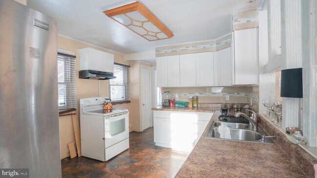 Building Photo - 5 Hemlock Rd