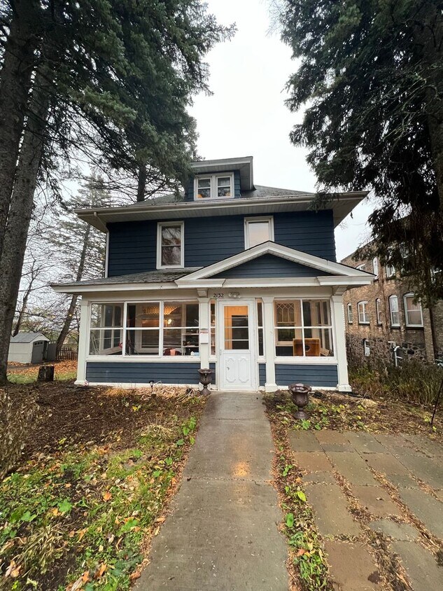 Foto principal - AVAILABLE NOW - Large 4 bedroom in Lakesid...