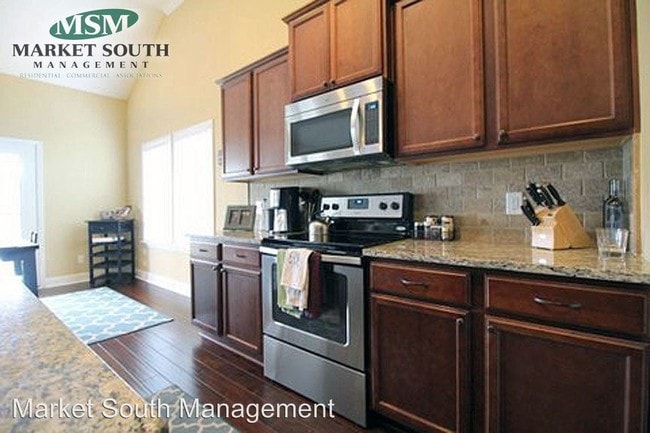 Building Photo - 20 Misty Marsh Dr