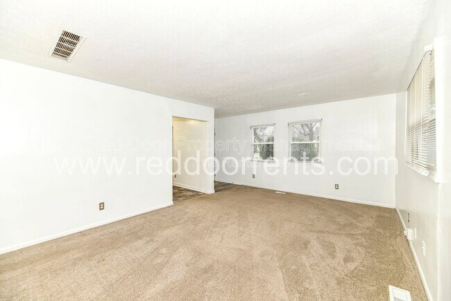 Foto del edificio - 5361 E Burgess Ave