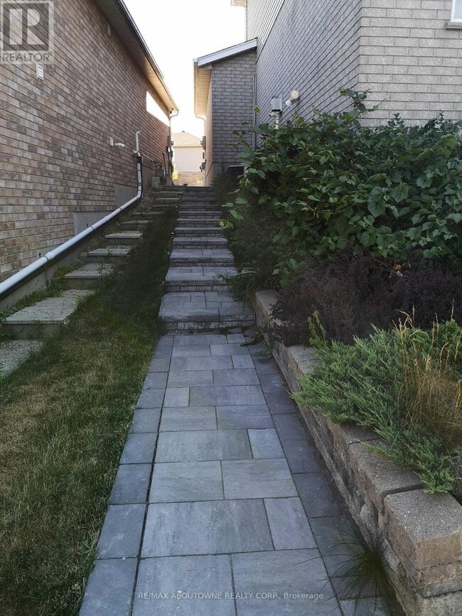 Building Photo - 53 Boulder Crescent