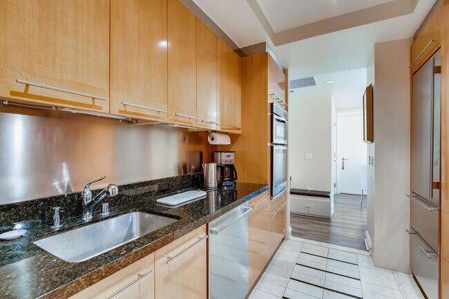 Foto del edificio - Luxury 2BR/2BA Condo on the 25th Floor with Stunning Strip Views & Resort-Style Amenities!