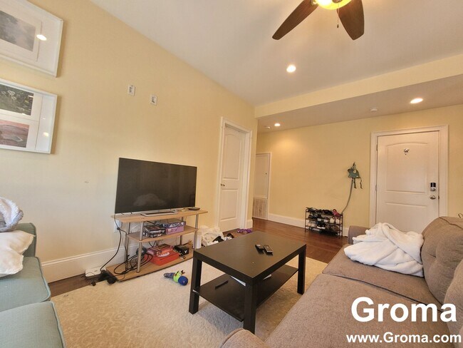 Building Photo - 83 Hillside St