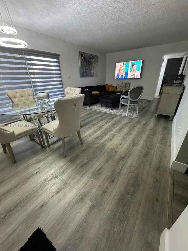 Foto del edificio - 370 E Laurel Dr