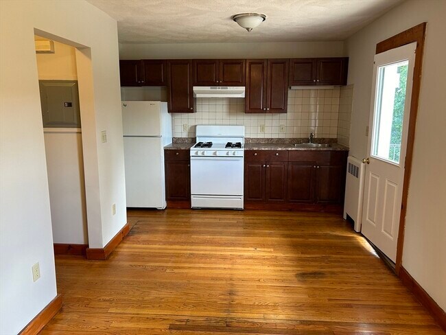 Building Photo - 408 River St