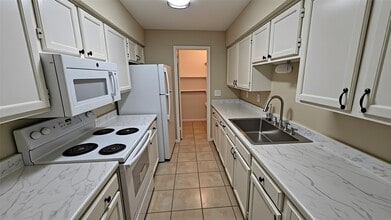 Building Photo - 7400 Bellerive Dr