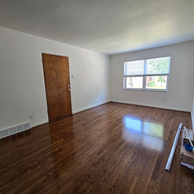 Building Photo - 6206 Nagel Ave