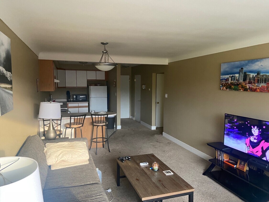 Foto principal - 2295 E Asbury Ave