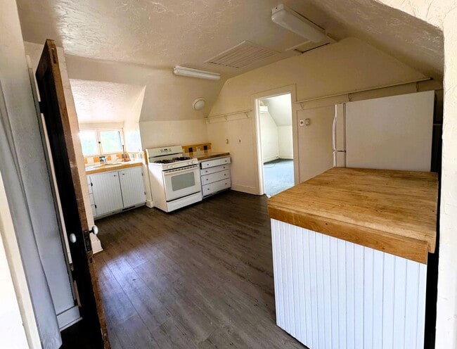 Photo - 403 Maxwell Ave Apartment