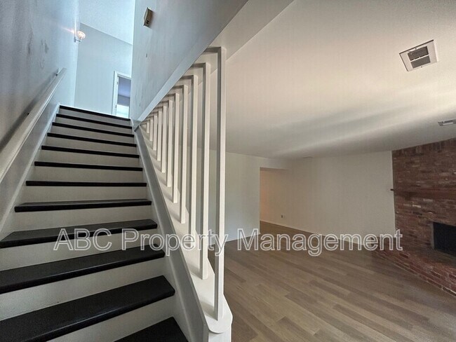 Foto del edificio - 2217 N Crossover Rd
