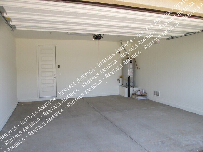 Building Photo - 3866 E Loma Vista St