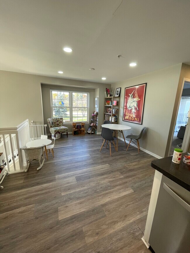 comedor junto a la cocina - 1954 Lindsay Ln