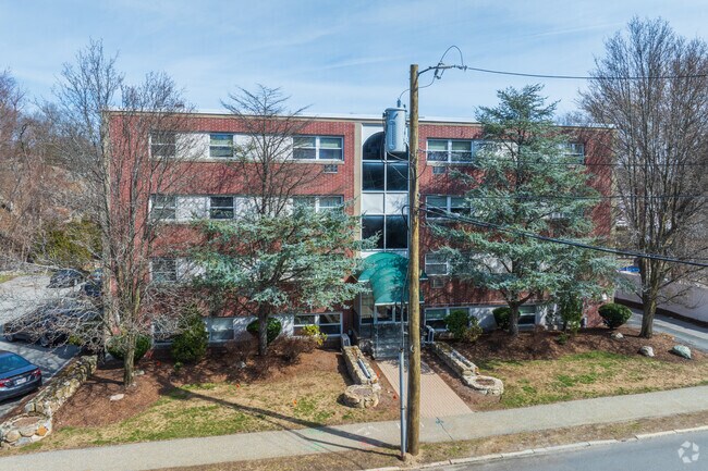 Building Photo - 588 Main St