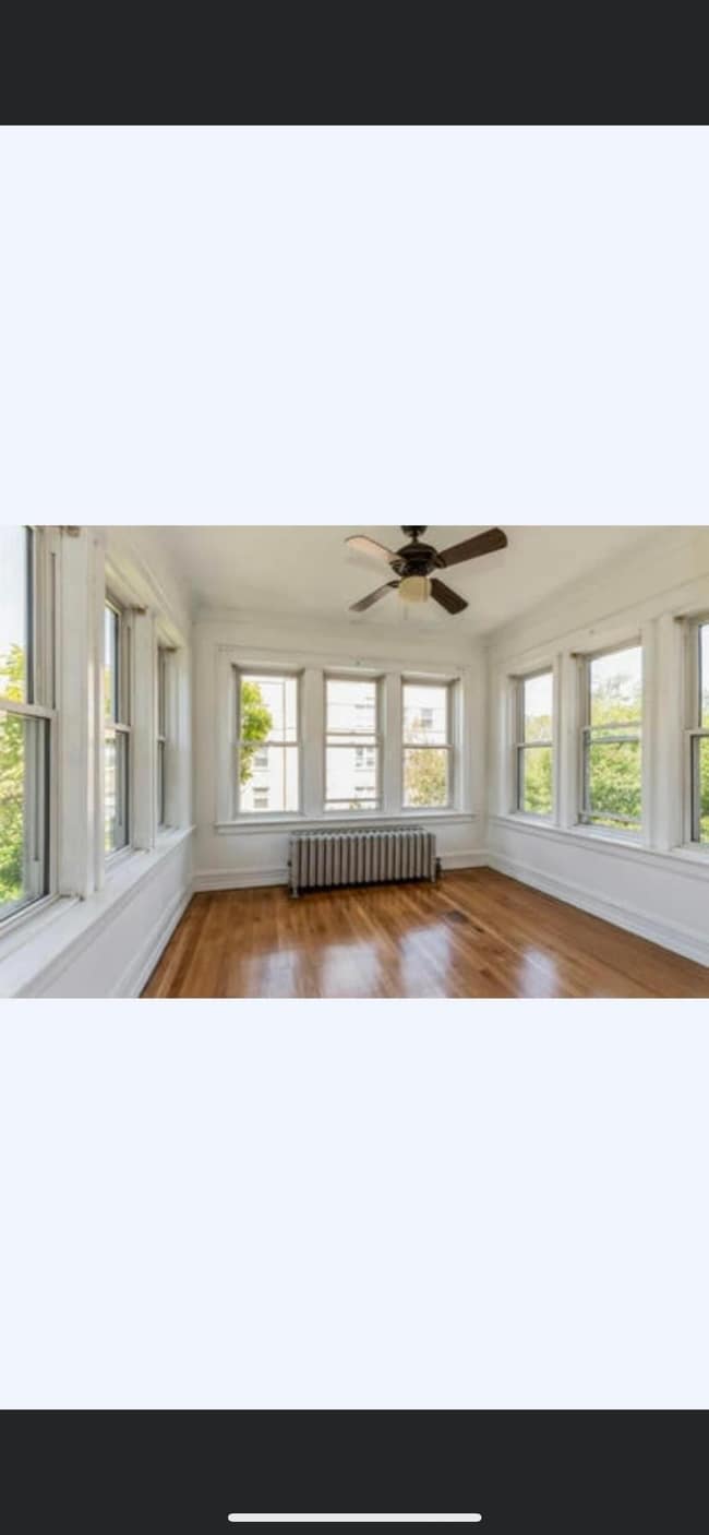 Attached Sun room - 3007 W Sunnyside Ave