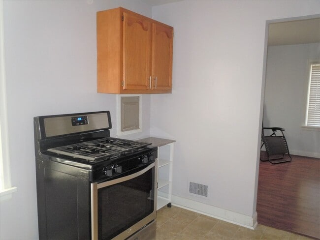 Building Photo - Cute Two Bedroom Cottage with Garage!