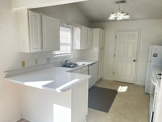 Foto del edificio - Pet Friendly 3 Bedroom, 2 Bath Duplex in College Park Available Soon!