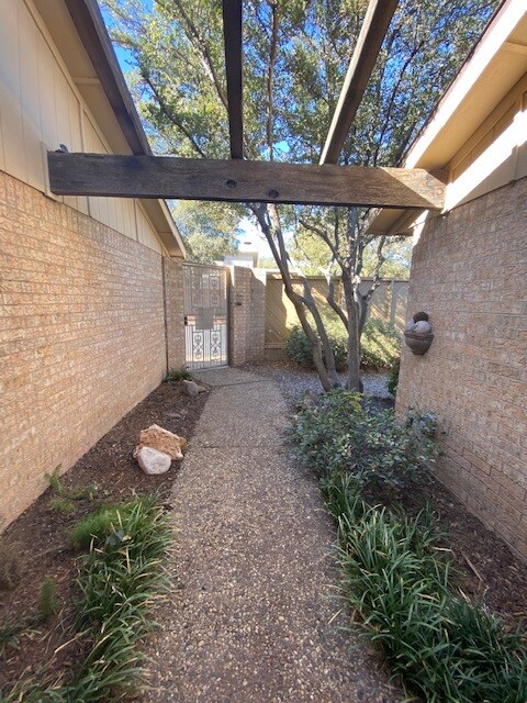 Front Court Yard - 105 Quail Run