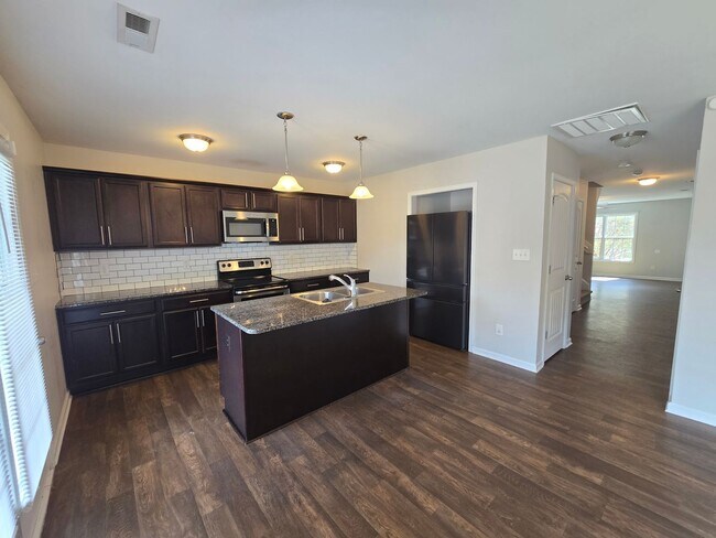 Foto del edificio - NEW LISTING!!!!!