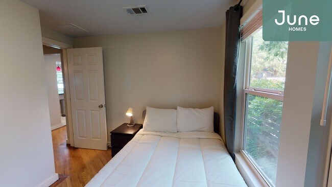 Building Photo - ROOM ONLY in 3-bed/2.0-bath Home
