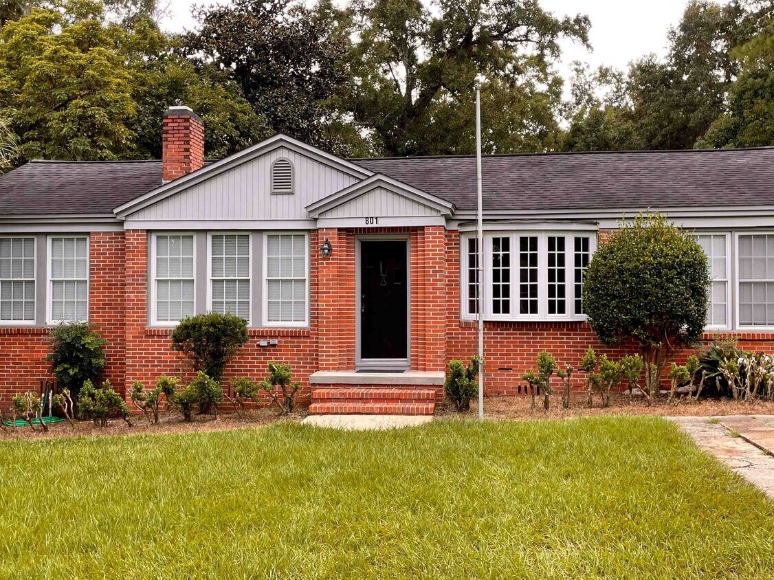 Primary Photo - 801 Laurel St