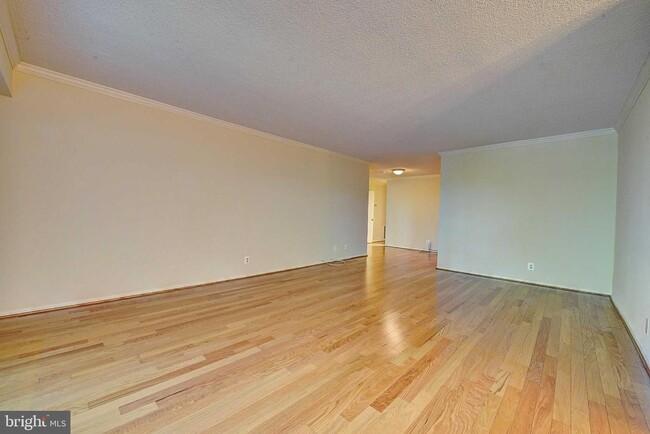 Building Photo - 8370 Greensboro Dr