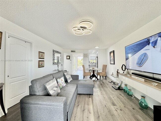Foto del edificio - 8305 Sunrise Lakes Blvd