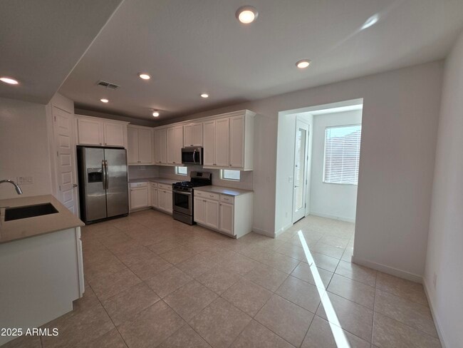 Building Photo - 319 Pinnacle Ridge Dr