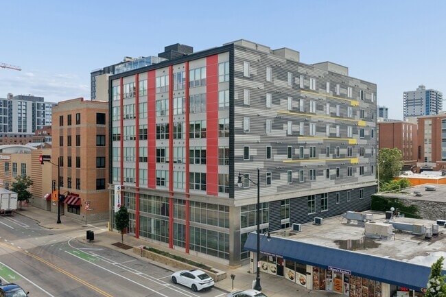 Building Photo - Smile Student Living - 615 S Wright