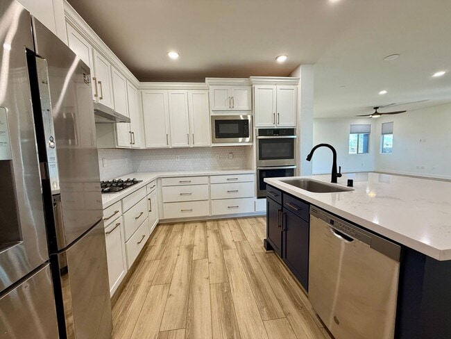 Building Photo - 3/BD 2.5/BA Contemporary Comfort in a Prime Location!