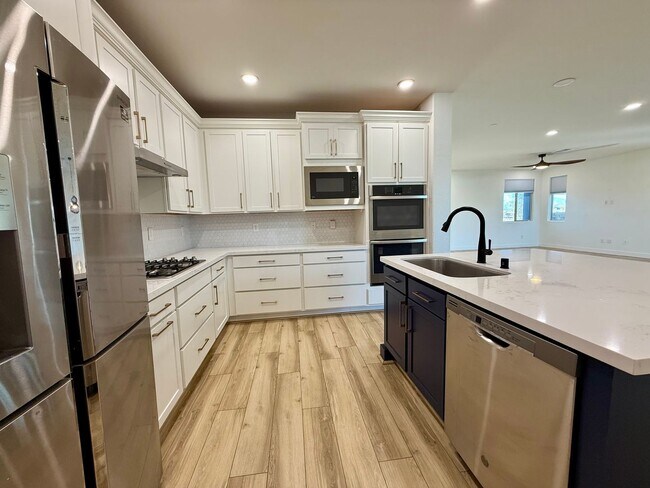 Foto del edificio - 3/BD 2.5/BA Contemporary Comfort in a Prime Location!