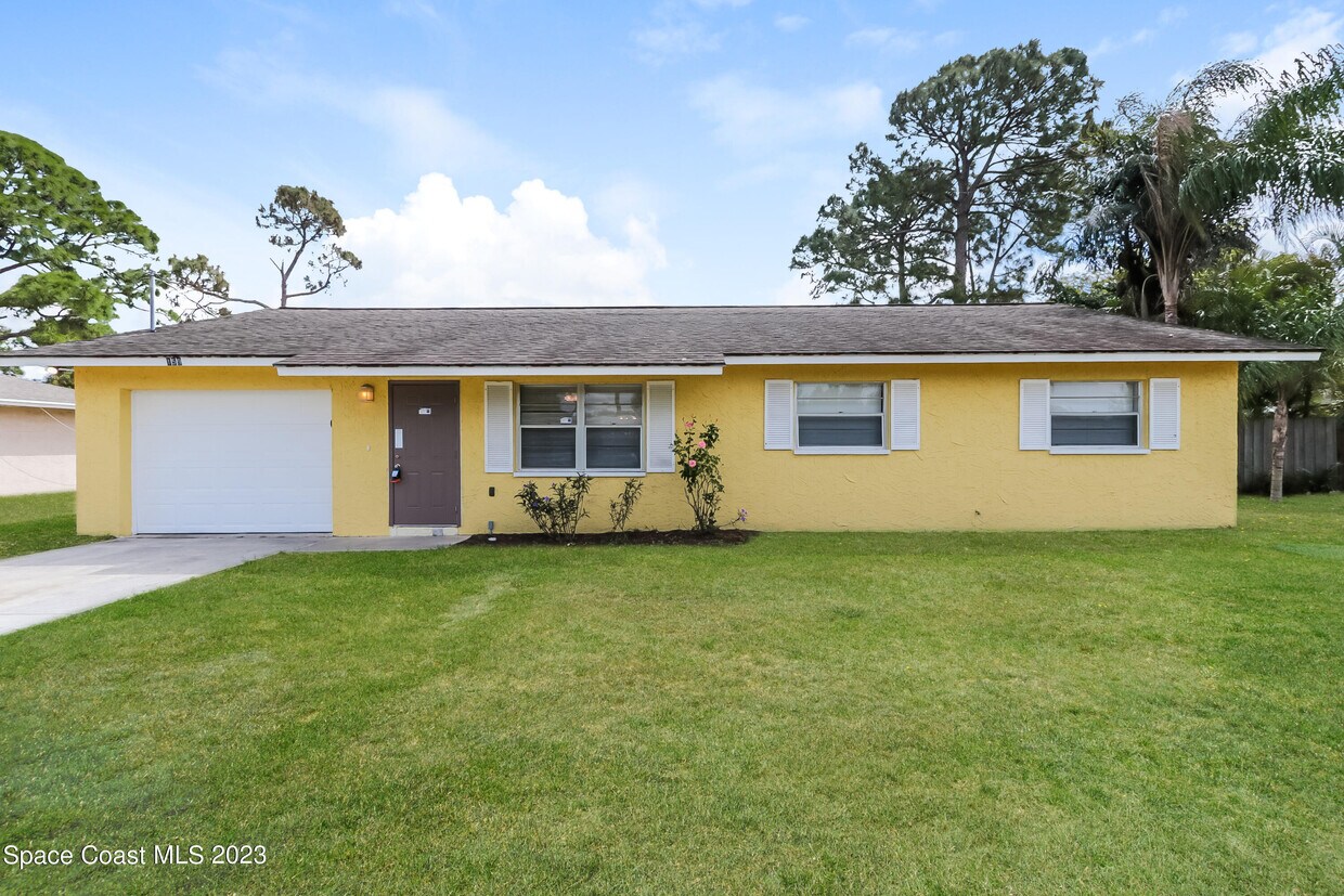 Primary Photo - 159 NW Avens St