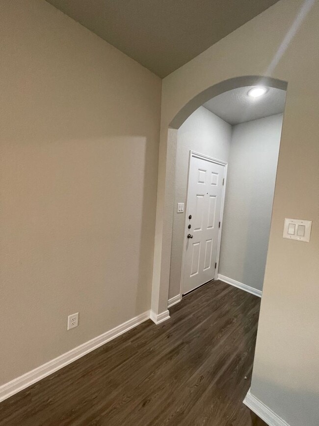 Building Photo - Duplex Available in Samuels Court, New Bra...